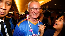 Pelatih Leicester City Claudio Ranieri tersenyum saat ditanya wartawan saat tiba di Bandara Suvarnabhumi International di Bangkok, Thailand, (18/5). Leicester City menjadi juara liga Inggris 2015-2016. (REUTERS/Athit Perawongmetha)
