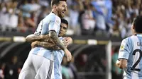 Kapten Timnas Argentina, Lionel Messi tersenyum sembari melakukan selebrasi usai mencetak gol ke gawang Panama, pada laga kedua Grup D Copa America Centenario 2016, di Stadion Soldier Field, Chicago, AS, Sabtu (11/6/2016) pagi WIB.  (AFP/Omar Torres)