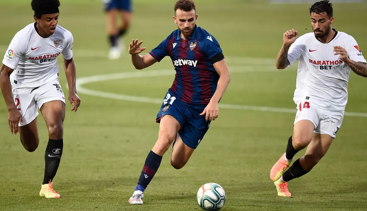 Penyerang Levante, Borja Mayoral, menggiring bola saat melawan Sevilla pada laga La Liga di Estadio Camilo Cano, Selasa (16/6/2020). Kedua tim bermain imbang 1-1. (AFP/Jose Jordan)