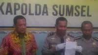 Kapolda Sumsel, Irjen Pol Zulkarnain Adinegara saat memberikan keterangan pers di Kamar Mayat RS Bhayangkara Palembang (Alwi Alim/JawaPos.com)