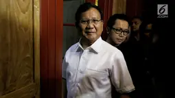 Ketua Umum Partai Gerindra Prabowo Subianto saat tiba dalam peresmian sekretariat bersama Partai Gerindra - PKS dan PAN di Jakarta, Jumat (27/4). Tiga partai tersebut membuat sekretariat untuk pemenangan Prabowo di Pilpres 2019. (Liputan6.com/JohanTallo)