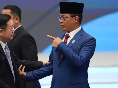 Menteri Luar Negeri Indonesia, Sugiono (kanan), berjabat tangan dengan Sekretaris Jenderal ASEAN, Kao Kim Hourn, saat mereka tiba untuk menghadiri pertemuan di Kuala Lumpur, Malaysia, Sabtu 25 Oktober 2025. (AP Photo/Rafiq Maqbool)
