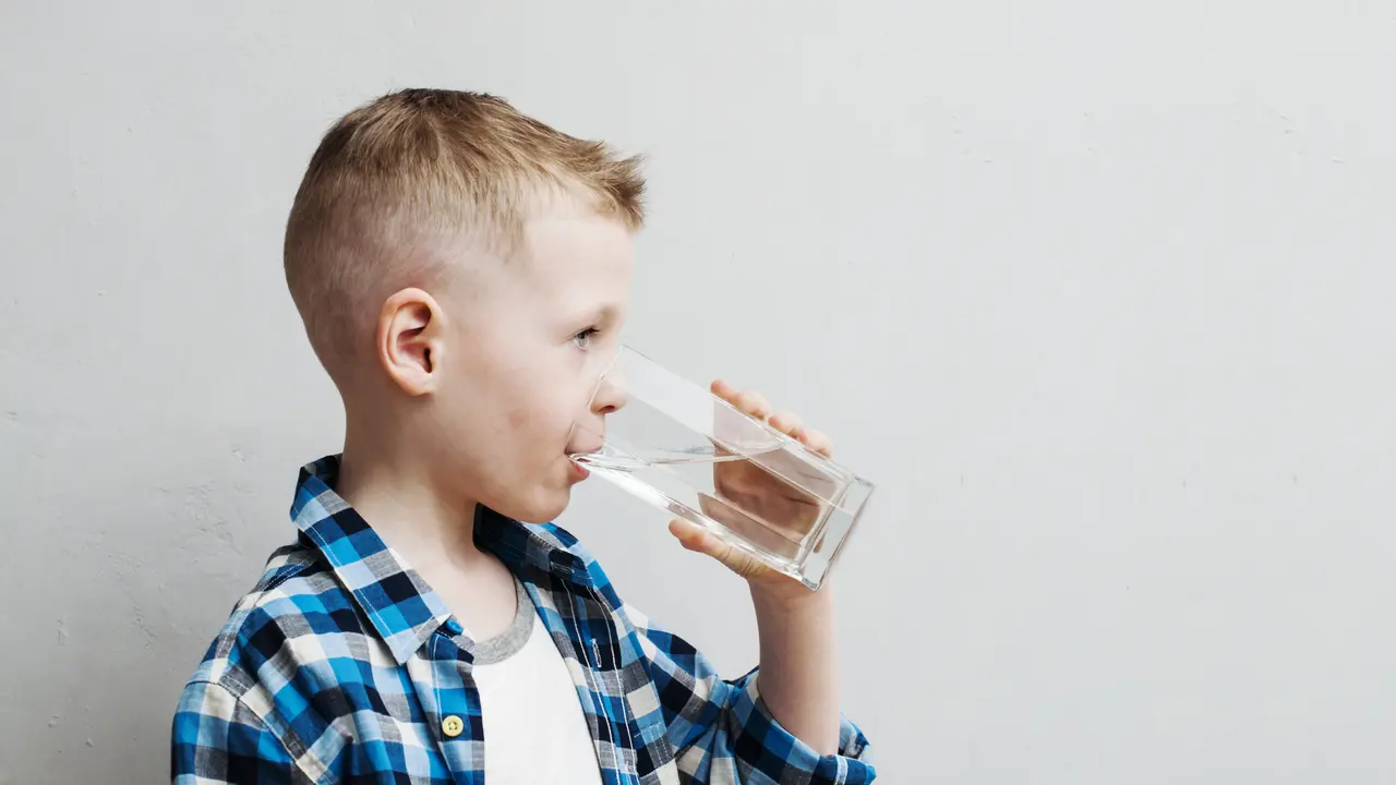 Ilustrasi Anak Minum Air Putih (iStockphoto)
