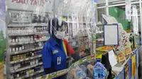 Cegah Covid-19, Pasar Tradisional di Kota Tangerang Dipasangi Tirai Plastik
