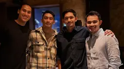 Pada foto lainnya yang diunggah, Ibnu Jamil juga terlihat hadir. Meski digelar sederhana dan hanya beberapa teman Daffa yang hadir, namun perayaan ulang tahun ini sangat terasa kehangatannya. Sejak terjun ke industri hiburan ikuti jejak sang ibunda pada tahun 2019 lalu, kehidupan bintang film Ancika: Dia yang Bersamaku 1995 ini tentunya tak lepas dari perhatian netizen. (Liputan6.com/IG/@marinizumarnisreal)