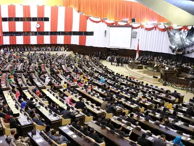 Suasana dalam sidang tahunan MPR RI Tahun 2015 di Kompleks Parlemen, Jakarta, Jumat (14/8/2015). Sidang dihadiri 470 anggota MPR RI. Hadir pula para menteri Kabinet Kerja, pimpinan lembaga negara, dan perwakilan duta besar. (Liputan6.com/Faizal Fanani)