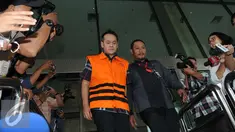 Direktur Utama PT Melati Technofo Indonesia (MTI), Fahmi Darmawansyah yang juga suami dari artis Inneke Koesherawati keluar dari Gedung KPK, Jakarta, Selasa (10/1). (Liputan6.com/Helmi Afandi)