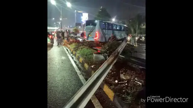 VIDEO: Bus Tabrak Pembatas Tol Dalam Kota