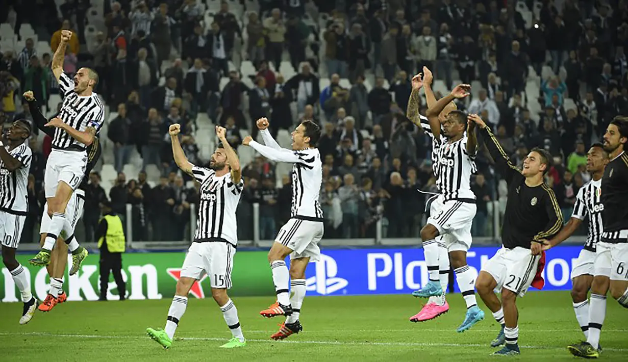 Sejumlah pemain Juventus merayakan kemenangan atas Sevilla pada laga Liga Champions di Stadion Juventus, Italia, Kamis (1/10/2015). Juventus berhasil menang 2-0. (AFP Photo/Oliver Morin)