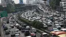 Suasana kemacetan di tol dan di Jalan Gatot Soebroto, Jakarta, Senin (5/6). Banyaknya warga yang ingin berbuka puasa di rumah, menyebabkan ruas jalan di Ibu Kota lebih macet dibanding biasanya, terutama jam pulang kerja. (Liputan6.com/Immanuel Antonius)