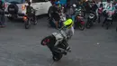 Seorang bikers beraksi di atas sepeda motornya di kawasan Kanal Banjir Timur, Jakarta, Selasa (29/5). Aksi berbahaya para rider di atas sepeda motor ini dilakukan pada saat ngabuburit menunggu bedug berbuka. (Merdeka.com/Imam Buhori)