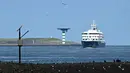 Kapal pesiar MV Hondius yang terdampak Hantavirus berlayar di lepas pantai Belanda saat mendekati pelabuhan Rotterdam pada Senin 18 Mei 2026. (NICOLAS TUCAT/AFP)