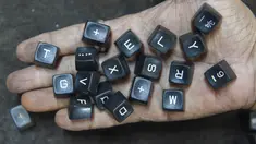 Pekerja menunjukan tombol mesin tik tua di bengkelnya di Mumbai, India (6/7). Walaupun dunia barat sudah meninggalkan, India membuktikan telah menjadi basis terakhir pertahanan penggunaan mesin ketik. (AFP Photo/Indranil Mukherjee)