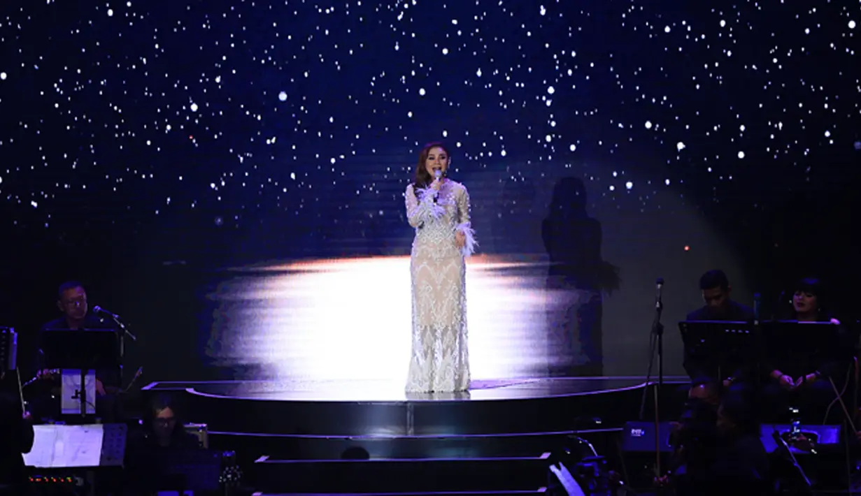 Tidak hanya terharu saat membawakan lagu secara bersama penyanyi lain. Penyanyi asal Sumedang itu tak menyangka konsernya berlangsung sukses meski minim persiapan. (Deki Prayoga/Bintang.com)