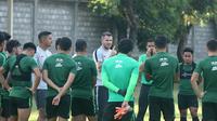 Pelatih Timnas Indonesia, Simon McMenemy memberi arahan kepada para pemainnya sebelum memulai latihan di Lapangan Gelora Trisakti, Bali, Minggu (13/10). Latihan ini merupakan persiapan jelang laga Kualifikasi Piala Dunia 2022 melawan Vietnam. (Bola.com/Aditya Wany)