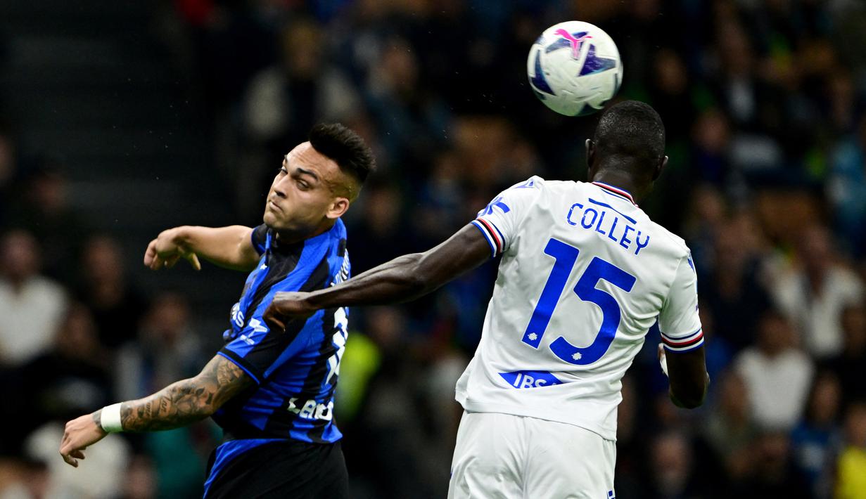 Pemain depan Inter Milan Lautaro Martinez berebut bola dengan pemain belakang Sampdoria Omar Colley pada giornata ke-12 Serie A 2022/23 di Giuseppe Meazza, Minggu (30/10/2022) dini hari WIB. Ketiga gol Inter pun diciptakan oleh Stefan de Vrij di menit 21, lalu Nicolo Barella (44’), dan Joaquin Correa (73’). (Photo by MIGUEL MEDINA / AFP)