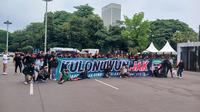 Rombongan Bonek hadir di Stadion Utama Gelora Bung Karno, Jakarta, Sabtu (12/4/2025). Mereka hadir untuk mendukung Persebaya yang akan bertandang ke markas Persija. (Bola.com/Hery Kurniawan).