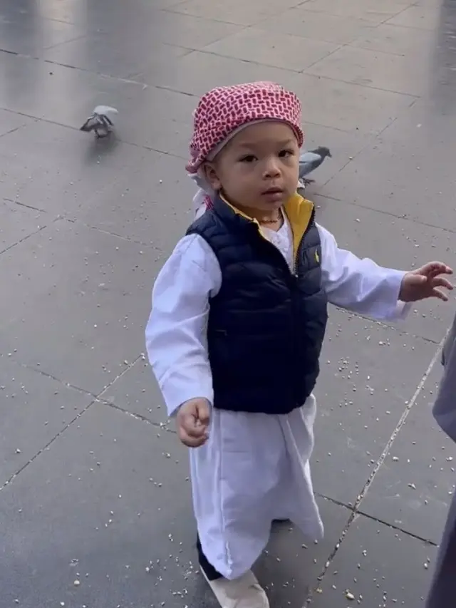 Gaya Baby Issa Saat Umrah Bersama Nikita Willy. [@yorafebrina]