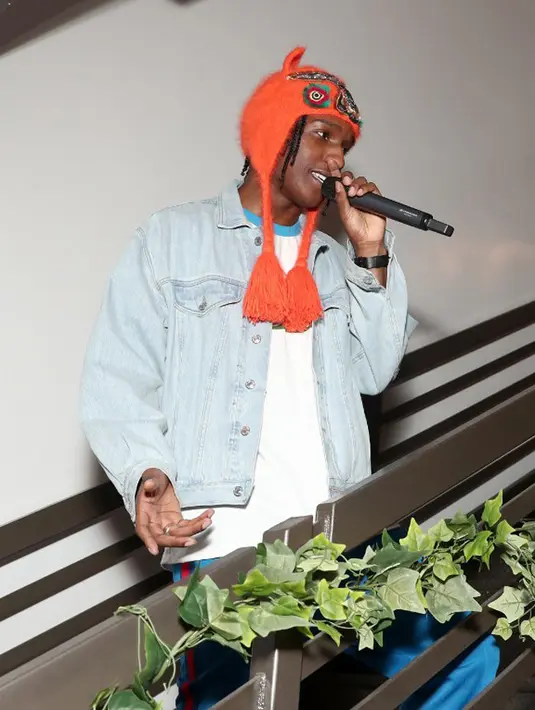 Sumber mengatakan, melihat dari gerak-gerik tubuh mereka saat itu mengartikan adanya hubungan spesial yang lebih dari sekedar teman. Namun, seperti yang diketahui selama ini Kendall dan ASAP menyembunyikannya. (AFP/Bintang.com)