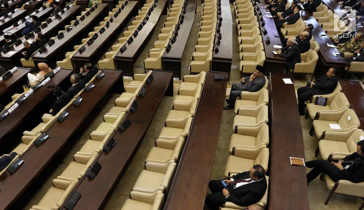 Penampakan bangku kosong pada Sidang Paripurna DPR di Kompleks Parlemen, Senayan, Jakarta, Jumat (16/8/2019). Sejumlah bangku terlihat kosong dalam sidang yang beragendakan pidato Presiden Joko Widodo atau Jokowi dan Ketua DPR Bambang Soesatyo tersebut. (Liputan6.com/JohanTallo)