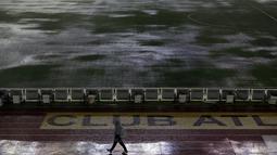 Lapangan Stadion Monumental, Buenos Aires, Argentina, yang banjir karena guyuran hujan deras membuat laga Kualifikasi Piala Dunia 2018 antara Argentina melawan Brasil terpaksa ditunda. Jumat (13/11/2015) WIB. (Reuters/Marcos Brindicci)