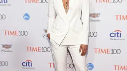 Aktris Bollywood Priyanka Chopra berpose di karpet merah acara Time 100 Gala 2016 di New York, Selasa (26/4). Mantan Miss World itu tampil sederhana dengan tatanan rambut dicepol. (Ben Gabbe/Getty Images Time/AFP)