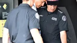 Petugas layanan darurat menyelidiki lokasi kebakaran yang terjadi di sebuah kantor cabang Commonwealth Bank of Australia, di Melbourne , Jumat (18/11). Kejadian ini menyebabkan 27 orang terluka, tiga di antaranya anak-anak. (AAP/Julian Smith/via REUTERS)