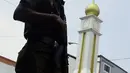 Seorang polisi bersenjata meningkatkan pengamanan sebuah masjid menjelang Salat Jumat di ibukota Sri Lanka, Kolombo, Jumat (9/3). Penjagaan dilakukan menyusul kekerasan anti-Muslim yang dikhawatirkan menyebar ke seluruh negeri. (ISHARA S.  KODIKARA/AFP)