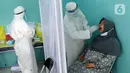 Paramedis melakukan swab test PCR kepada warga di Puskesmas Kramat Jati, Jakarta Timur, Rabu (13/1/2020). Setiap harinya, Puskesmas Kramat Jati menyediakan kuota 300 swab test PCR  secara gratis untuk memutus mata rantai penyebaran COVID-19. (merdeka.com/Arie Basuki)