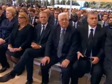 Presiden Palestina Mahmoud Abbas (ketiga kanan) menghadiri upacara pemakaman mantan Presiden Israel, Shimon Peres di Yerusalem, Jumat (30/9). Peres meninggal dunia pada usia 93 tahun, Rabu (28/9) pukul 03.00 waktu setempat. (REUTERS/ Ammar Awad)
