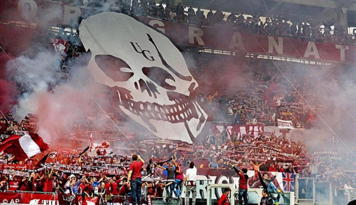 Pendukung Torino bersorak dan menyalakan suar sesaat sebelum kick-off. (Dailymail)