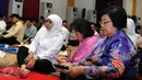 Mensos Khofifah Indar Parawansa (tengah) bersama Menteri LHK Siti Nurbaya saat mengikuti buka puasa bersama Partai Nasdem di Jakarta, Selasa (7/6/2016). Acara juga dihadiri Presiden Joko Widodo dan Wapres Jusuf Kalla. (Liputan6.com/Helmi Fithriansyah)
