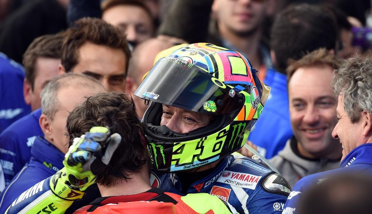 Valentino Rossi disambut kru Movistar Yamaha setelah finis kedua saat balapan MotoGP Australia di Sirkuit Phillip Island, Minggu (23/10/2016). (AFP/Saeed Khan)
