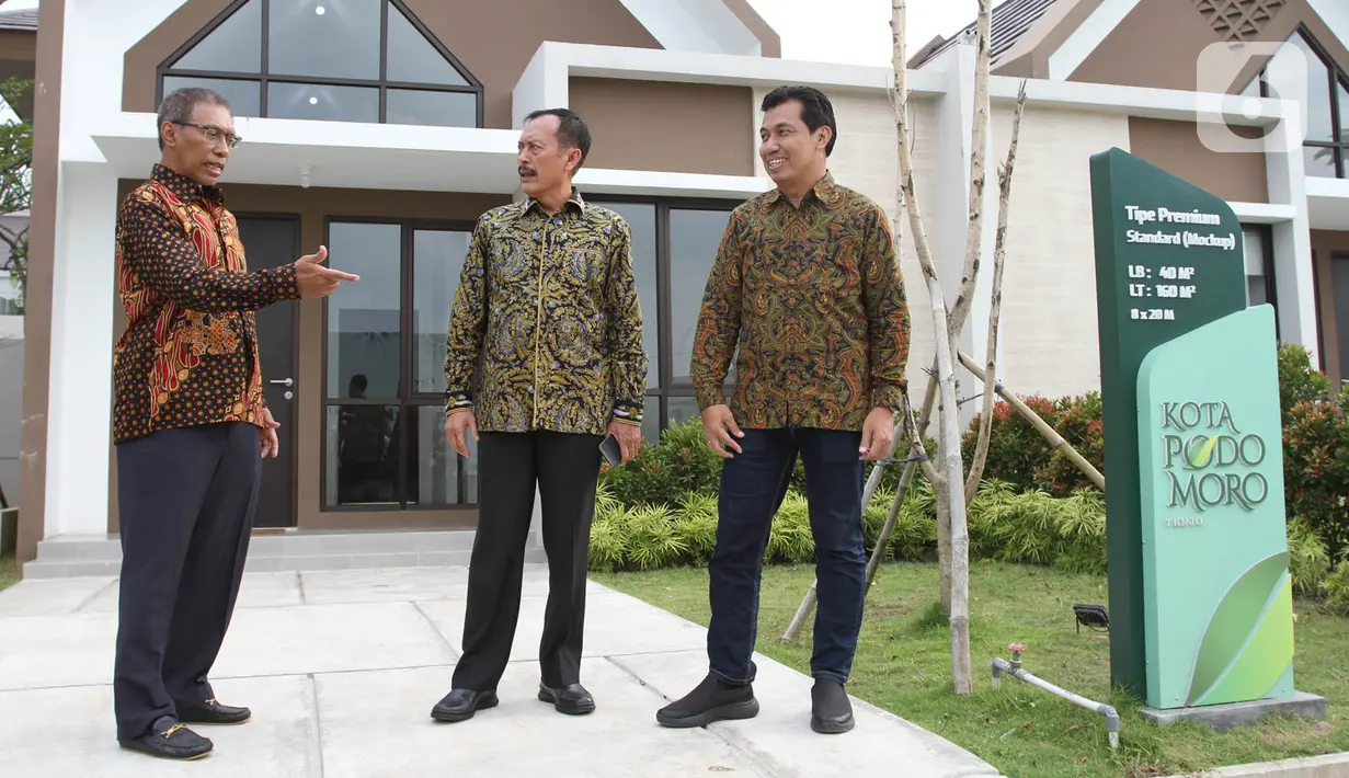 VP Director PT Agung Podomoro Land Noer Indradjaja (tengah), Direktur Utama PT Fajar Mitra Krida Amir Jatmiko (kiri) dan Executive VP PT Telkom Regional 2 Mohammad Salsabil (kanan) berbincang di depan rumah contoh usai melakukan kerja sama di Kota Podomoro Tenjo (6/4/2022). (Liputan6.com/HO/Ading)