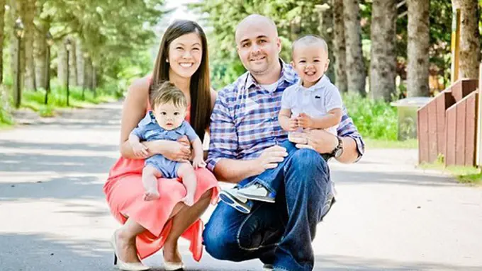 Wes Marson dan istinya Christina dengan kedua anaknya Skyler dan Maddox. | Foto: copyright dailymail.co.uk