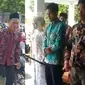 Kolase tangkapan layar video pengantin di Kabupaten Rembang ikuti pelantikan KPPS. (Liputan6.com/Ahmad Adirin)