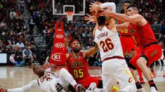 Pebasket Cleveland Cavaliers, Kyle Korver, berebut bola dengan pebasket Atlanta Hawks, Ersan Ilyasova, pada laga NBA di Philips Arena, Atlanta, Kamis (30/11/2017). Hawks kalah 114-121 dari Cavaliers. (AP/Kevin C. Cox)