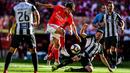 Gelandang Benfica Joao Felix berusaha melewati dua pemain Portimonense selama pertandingan Liga Portugal di stadion Luz, Lisbon pada 4 Mei 2019. Menurut Presiden Benfica Luis Felipe Viera, Joao Felix salah satu talenta terbaik Portugal setelah Cristiano Ronaldo. (AFP Photo/Patricia De Melo Moreira)