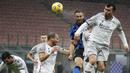 Gelandang Bologna, Gary Medel (kanan), berduel udara dengan bek Inter Milan, Stefan de Vrij (tengah), dalam laga lanjutan Liga Italia Serie A pekan ke-9 di San Siro Stadium, Sabtu (5/12/2020). Bologna kalah 1-3 dari Inter Milan. (AP/Antonio Calanni)