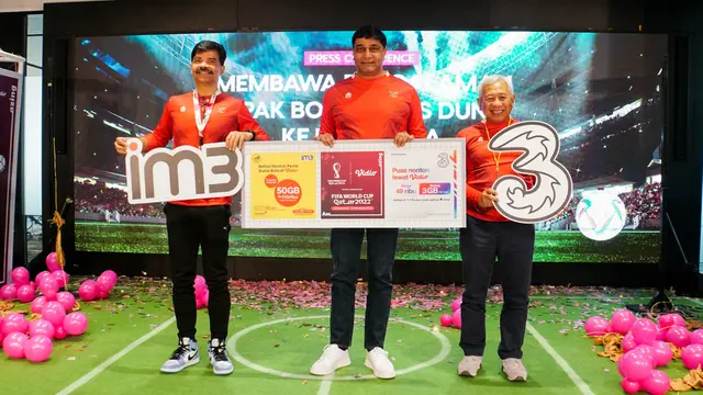 President Director & CEO Indosat Ooredoo Hutchison Vikram Sinha (tengah), Director & Chief Regulatory Officer Indosat Ooredoo Hutchison Muhammad Buldansyah (kanan) dan Chief Commercial Officer Indosat Ooredoo Hutchison Ritesh Kumar Singh (kiri)