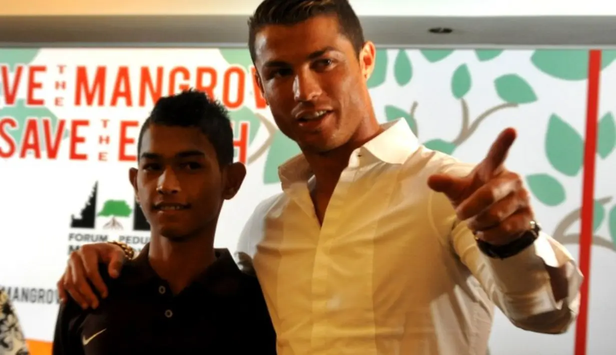 Martunis dan ayah angkatnya, Cristiano Ronaldo. (AFP)