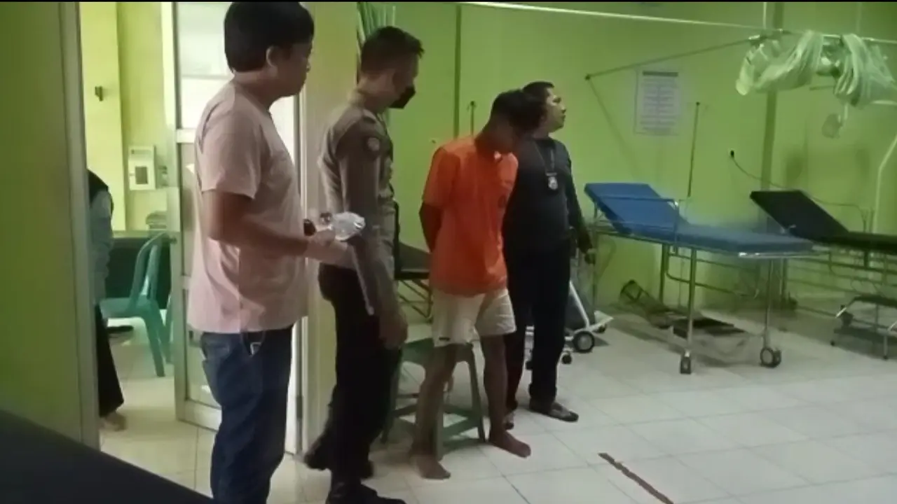 Badrussalam (21) pemuda asal Kecamatan Taraju, Kabupaten Tasikmalaya, Jawa Barat, akhirnya babak belur dihakimi setelah kepergok mencuri sepeda motor milik petani. (Liputan6.com/Jayadi Supriadin)