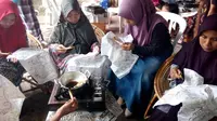 Ibu - ibu di Malang, Jawa Timur, belajar mencanting untuk teknik dasar batik tulis (Liputan6.com/Zainul Arifin)