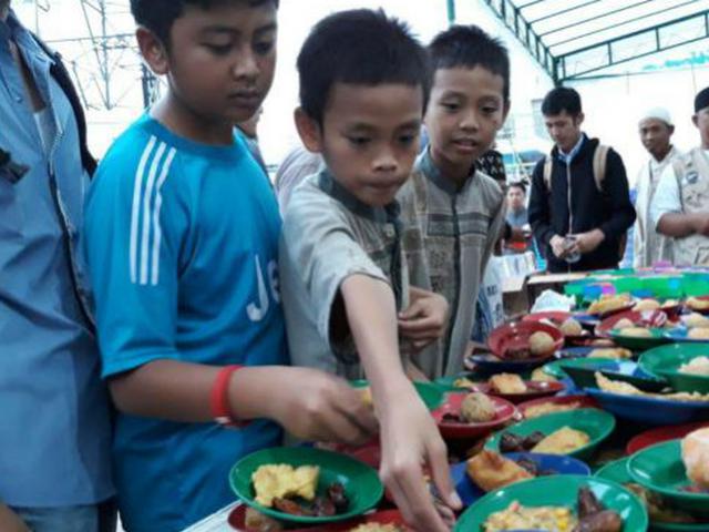 Banjir Makanan Buka Puasa Di Masjid Bukit Indah Sukajadi Batam
