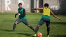 Pemain PS TNI, Dimas Drajat, berusaha merebut bola saat mengikuti latihan untuk seleksi Timnas Indonesia U-19. (Bola.com/Vitalis Yogi Trisna)