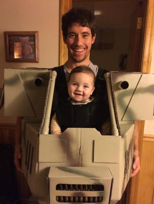 Bocah bernama Geraint tampak tersenyum saat ia bersama ayahnya memakai kostum Halloween yang diberi judul MechWarrior Halloween. Tampak kostum yang dikenakan masih belum sempurna. (Imgur.com)