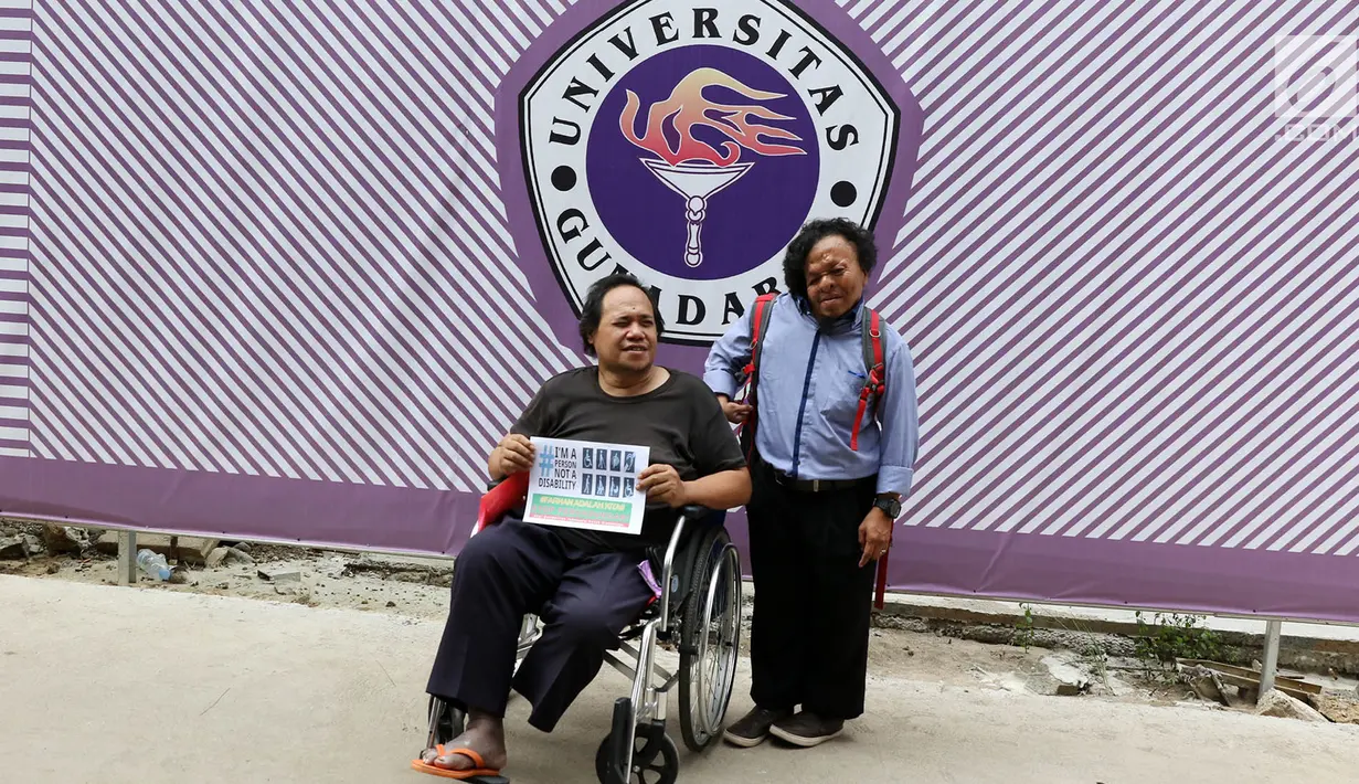 Perwakilan LBH Disabilitas dan Masyarakat Peduli Autis mendatangi Universitas Gunadarma di Depok, Kamis (20/7). Mereka meminta pihak kampus memberikan hukuman sosial kepada pelaku bullying terhadap Muhammad Farhan (19). (Liputan6.com/Immanuel Antonius)