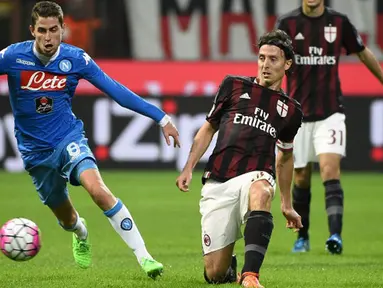 Gelandang AC Milan, Riccardo Montolivo (kanan) berusaha mengumpan bola dari kawalan pemain Napoli pada Lanjutan liga Italia di Stadion San Siro (4/10/2015). AC Milan Kalah telak atas Napoli dengan skor 0-4. (AFP PHOTO/OLIVIER MORIN)