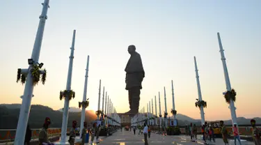 Polisi India berjaga dekat patung tertinggi dunia, "Statue Of Unity", di negara bagian Gujarat, Selasa (30/10). Patung tertinggi di dunia itu menggambarkan sosok Sardar Vallabhbhai Patel, yakni seorang pemimpin kemerdekaan pada 1940. (SAM PANTHAKY/AFP)