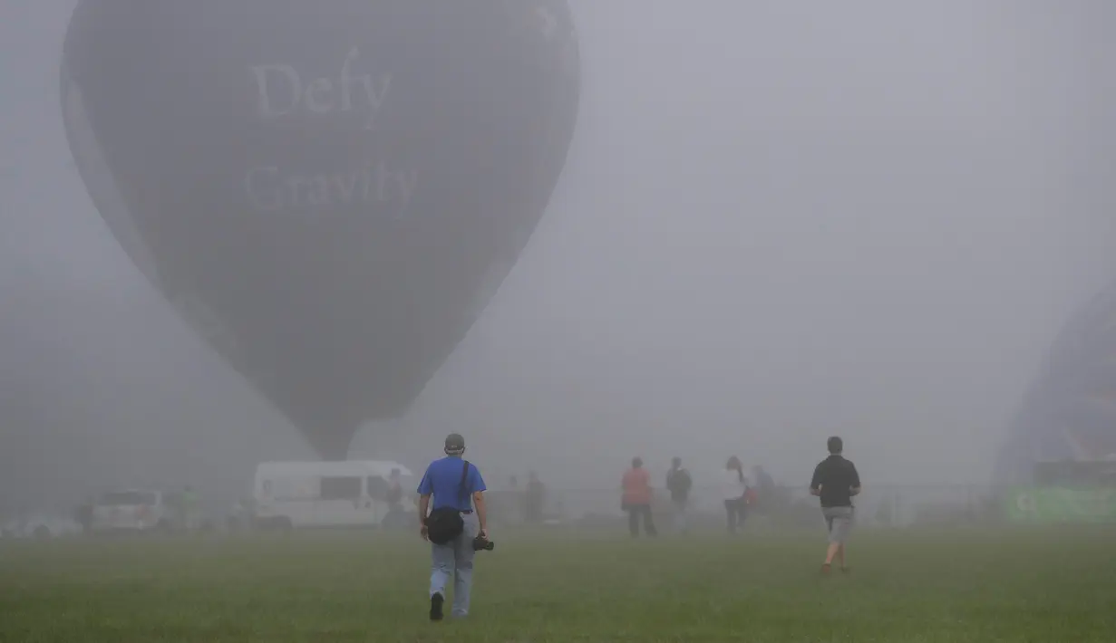 Kabut menyelimuti Bandara Solberg menjelang menjelang Festival Balon QuickChek New Jersey di Kota Readington, New Jersey (28/7). Festival balon udara panas digelar setiap tahun di New Jersey. (AP Photo/Julio Cortez)